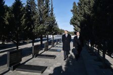 President Ilham Aliyev reviewed the ongoing reconstruction work in park in Sumgayit