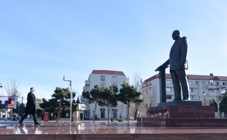 President Ilham Aliyev visited a statue of national leader Heydar Aliyev in Sumgayit