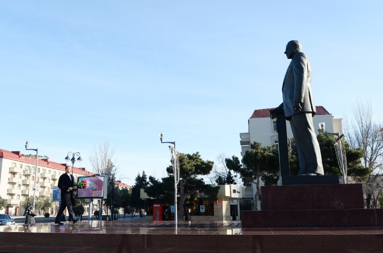 President Ilham Aliyev visited a statue of national leader Heydar Aliyev in Sumgayit