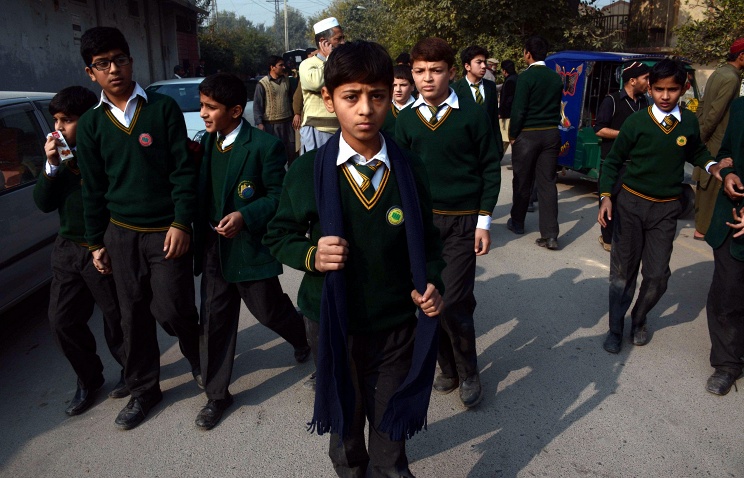 Учителям в Пакистане разрешили приходить на занятия с оружием