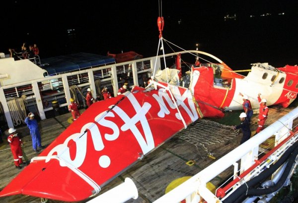 Bid to raise AirAsia fuselage begins