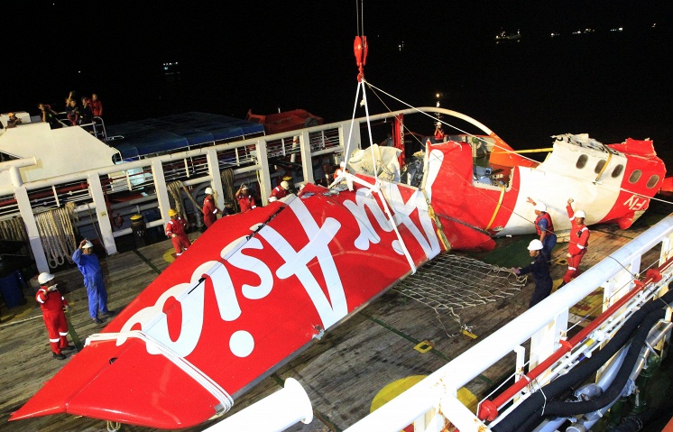 Спасатели возобновили операцию по подъему фюзеляжа самолета AirAsia, несмотря на непогоду