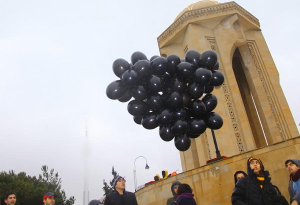 В небо над Баку выпущено 132 черных шара  (ФОТО)