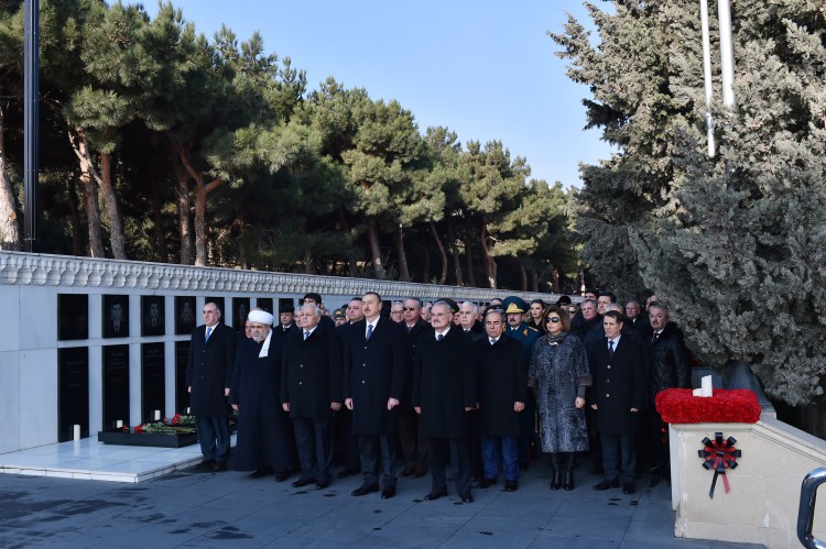 Azerbaijani president pays tribute to martyrs (PHOTO)