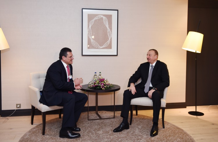 President Aliyev meets European Commission Vice-President for Energy Union in Davos (PHOTO)
