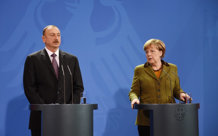 Angela Merkel Ukrayna üzrə danışıqlarda tərəqqiyə ümid edir