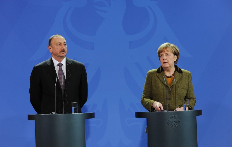 Нагорно-карабахский конфликт должен быть урегулирован мирным путем - Меркель