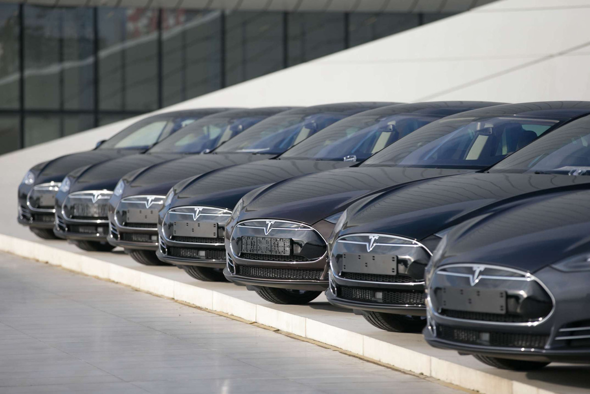 В Баку началась продажа автомобилей «Tesla» (ФОТО)