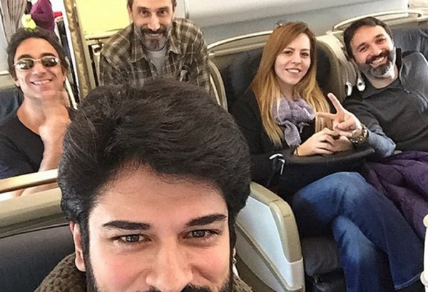 Турецкие актеры Бурак Озчивит и Фахрийя Эвджен приехали в Баку (ФОТО)