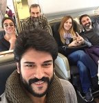 Турецкие актеры Бурак Озчивит и Фахрийя Эвджен приехали в Баку (ФОТО)