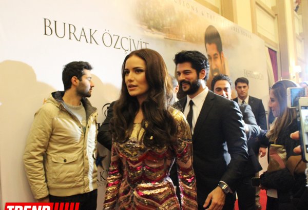 Турецкие актеры вызвали невиданный ажиотаж в Баку: премьера фильма "Aşk sana benzer" (ФОТО)