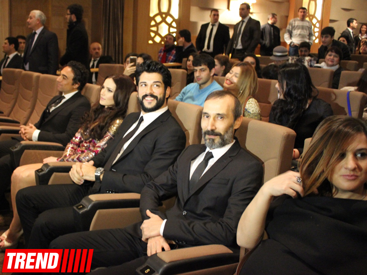 Турецкие актеры вызвали невиданный ажиотаж в Баку: премьера фильма "Aşk sana benzer" (ФОТО)