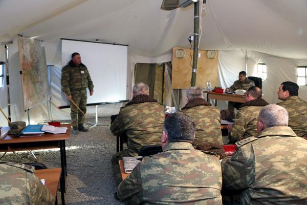 Министр обороны Азербайджана провел совещание в рамках широкомасштабных военных учений  (ФОТО)