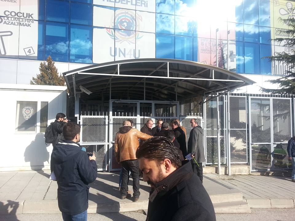 BMT-nin Ankaradakı ofisi önündə azərbaycanlı girovlarla bağlı aksiya keçirilib (FOTO)