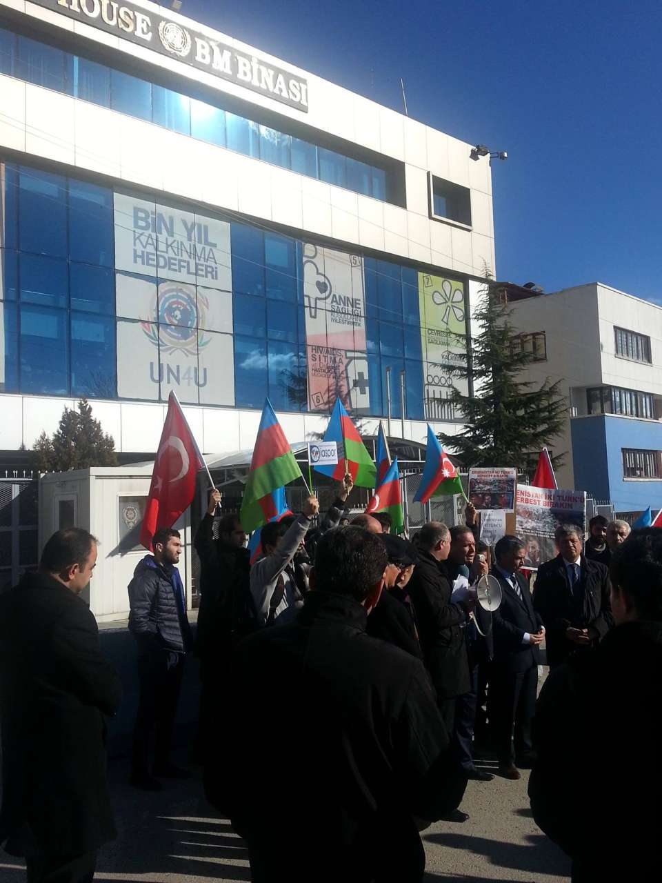 BMT-nin Ankaradakı ofisi önündə azərbaycanlı girovlarla bağlı aksiya keçirilib (FOTO)