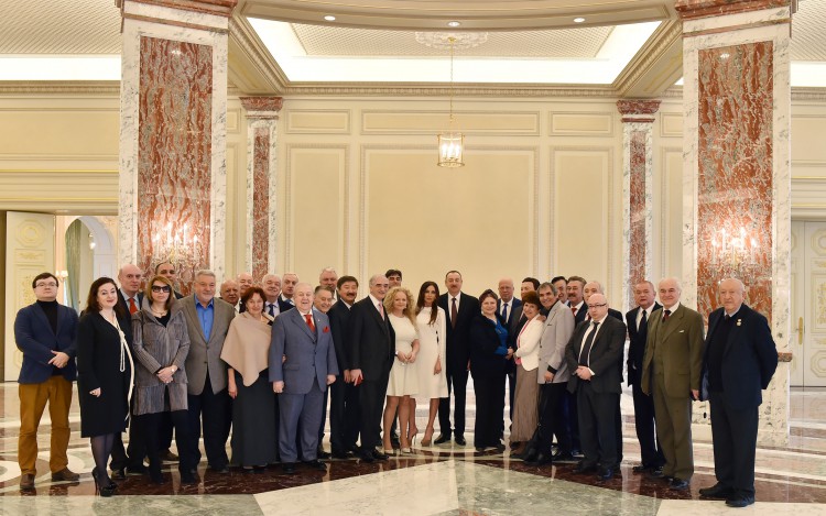 President Aliyev, his spouse met with group of prominent culture and art figures