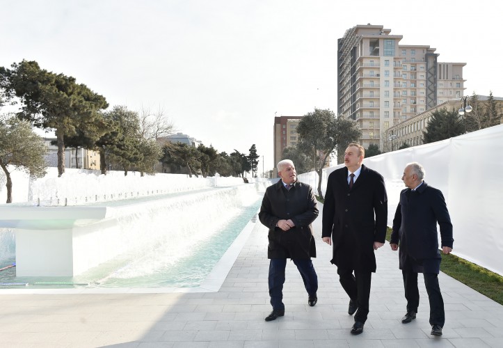 İlham Əliyev Xətai rayonu ərazisində yeni yaradılan fəvvarələr və şəlalələr kompleksi ilə tanış olub (FOTO)