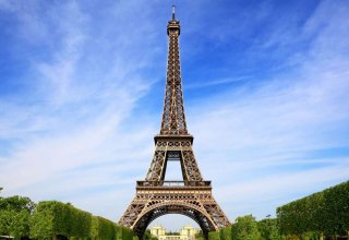 В Париже продали на аукционе часть лестницы Эйфелевой башни