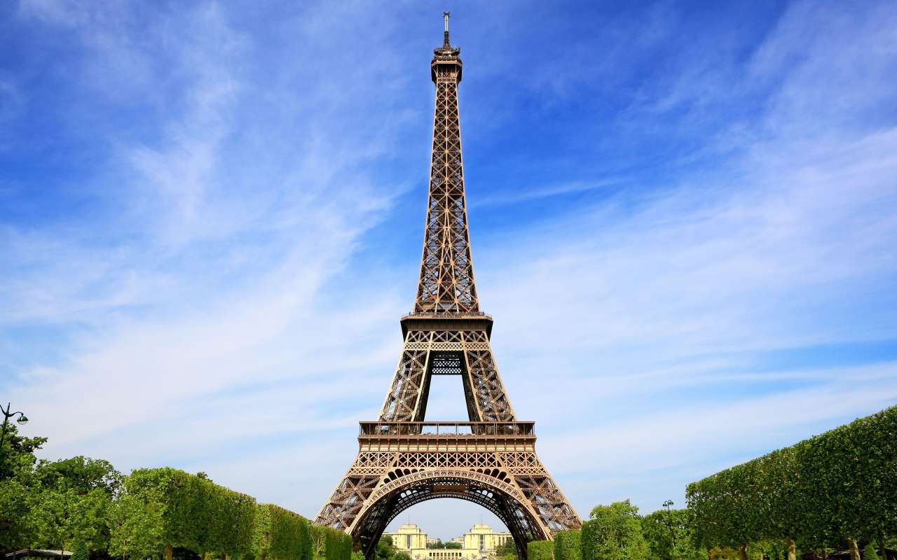 В Париже продали на аукционе часть лестницы Эйфелевой башни