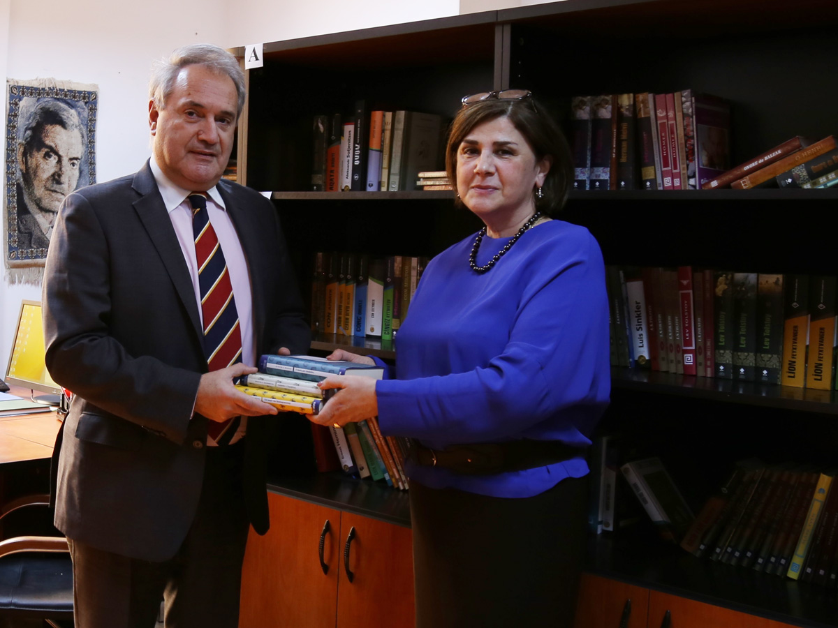Посол Греции в Азербайджане посетил библиотеку Переводческого центра при Кабмине