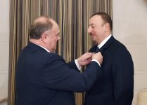 Президенту Азербайджана вручен памятный орден Компартии России (ФОТО)