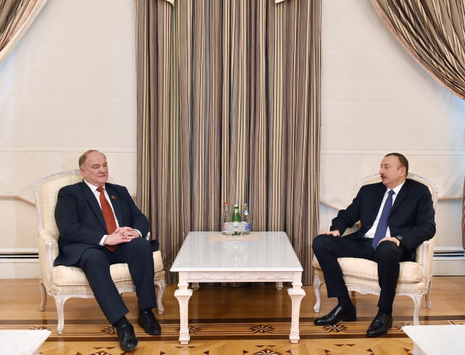 Президенту Азербайджана вручен памятный орден Компартии России (ФОТО)