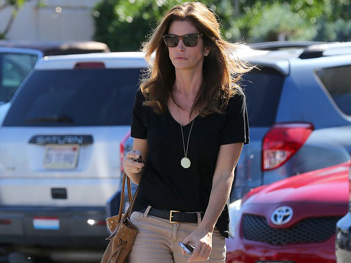 Supermodel Cindy Crawford is effortlessly chic in wide-leg trousers while running errands (PHOTO)
