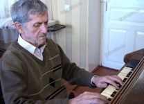121 yaşlı qeyri-adi musiqi aləti (FOTO)