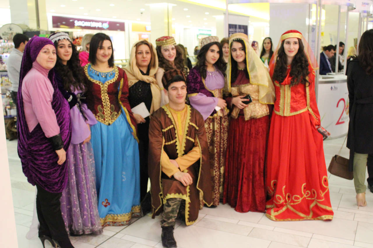 Праздник национального костюма в Баку -  ярмарка путешествий (ФОТО)