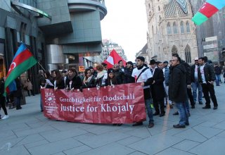 Avstriya parlamentinin qarşısında xocalılıların xatirəsinə şam yandırılıb (FOTO)