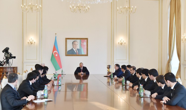 Prezident İlham Əliyev yunan-Roma güləşi üzrə dünya kuboku yarışlarında qalib gəlmiş milli komandamızın üzvlərini qəbul edib (FOTO)