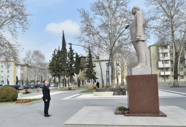 President Ilham Aliyev visits statue of national leader Heydar Aliyev in Mingachevir