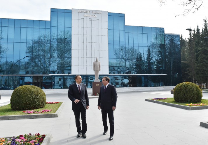 President Ilham Aliyev visits statue of national leader Heydar Aliyev in Mingachevir