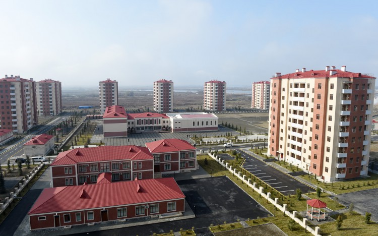 President Ilham Aliyev reviews newly-built residential complex for IDP families in Mingachevir