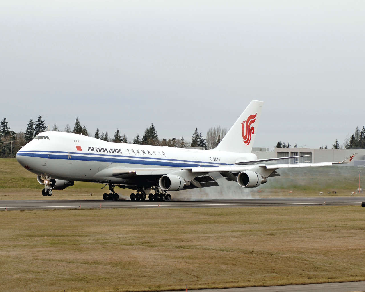 Самолет Air China совершил вынужденную посадку из-за сообщения о бомбе