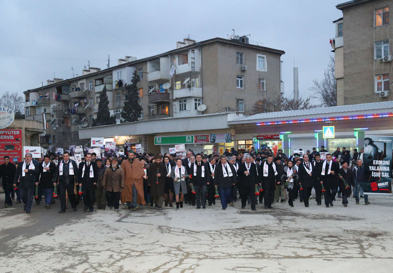 Binəqədi rayonunda Xocalı soyqırımının 23-cü ildönümü ilə əlaqədar yürüş keçirilib (FOTO)