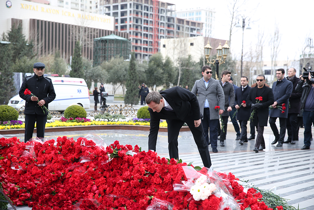 Коллектив  Банка    посетил памятник жертвам Ходжалинской трагедии