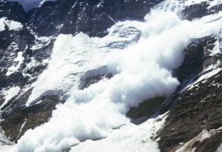 В Гималаях девять альпинистов погибли в результате схода лавины