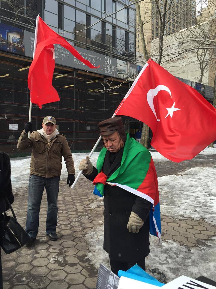 Азербайджанцы провели акцию протеста перед постпредством Армении при ООН (ФОТО)