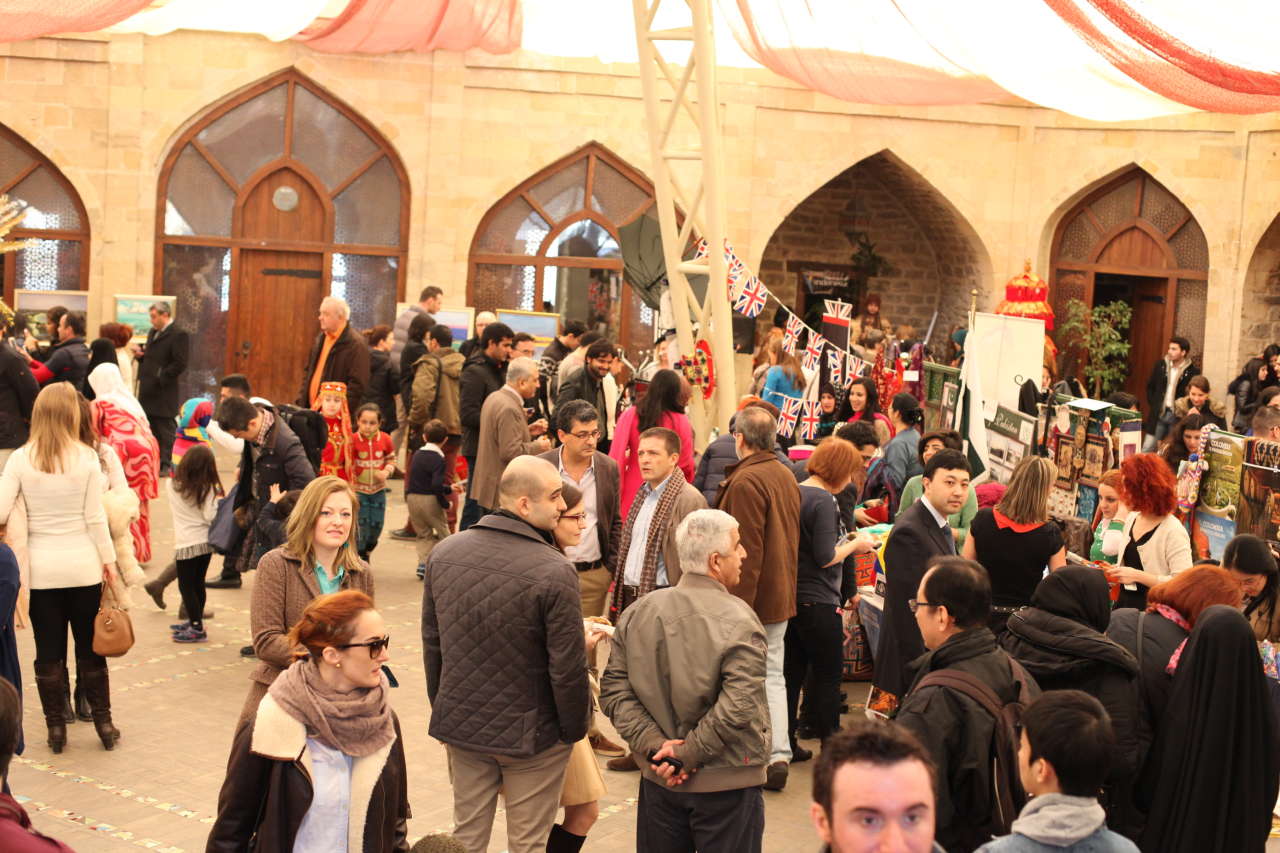 Жены послов провели в Баку праздничную ярмарку (ФОТО)