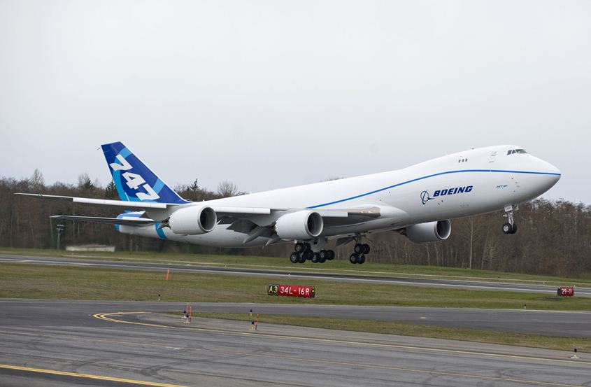 Пассажирский Boeing экстренно приземлился в США