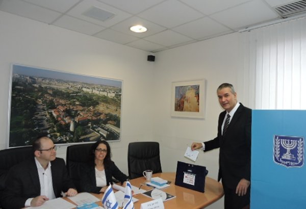 Israeli ambassador to Azerbaijan casts vote in early parliamentary election (PHOTO)
