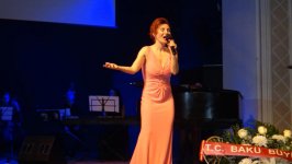 Бакинок поздравили с 8 марта праздничным концертом (ФОТО)