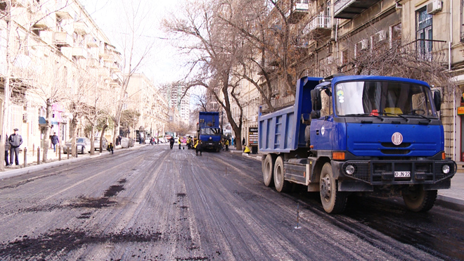 Завершаются ремонтные работы на одной из центральных улиц Баку (ФОТО)