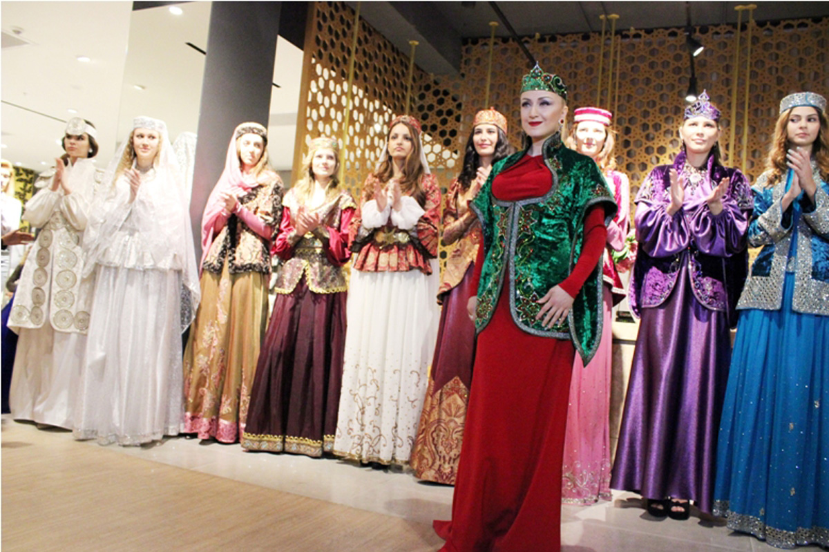 Волшебный вечер моды Гюльнары Халиловой – национальные и вечерние платья (ФОТО)