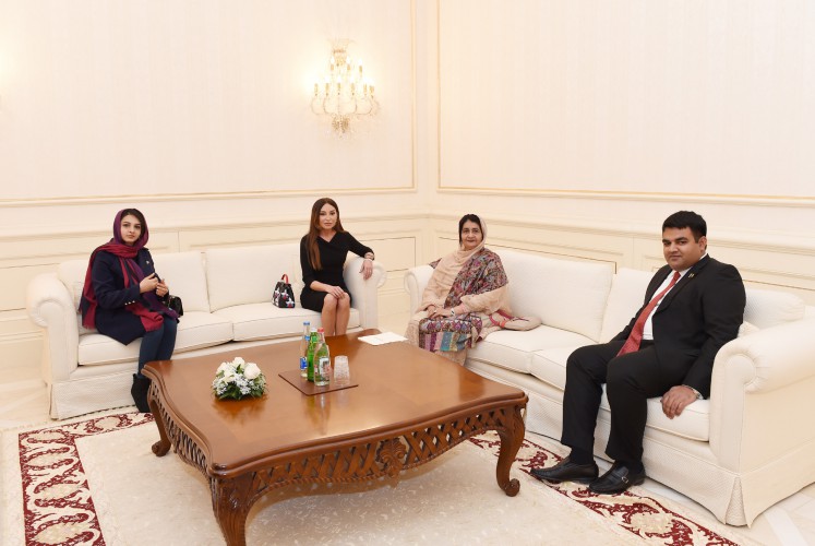 Azerbaijan`s first lady Mehriban Aliyeva meets Pakistani first lady Mahmooda Mamnoon (PHOTO)