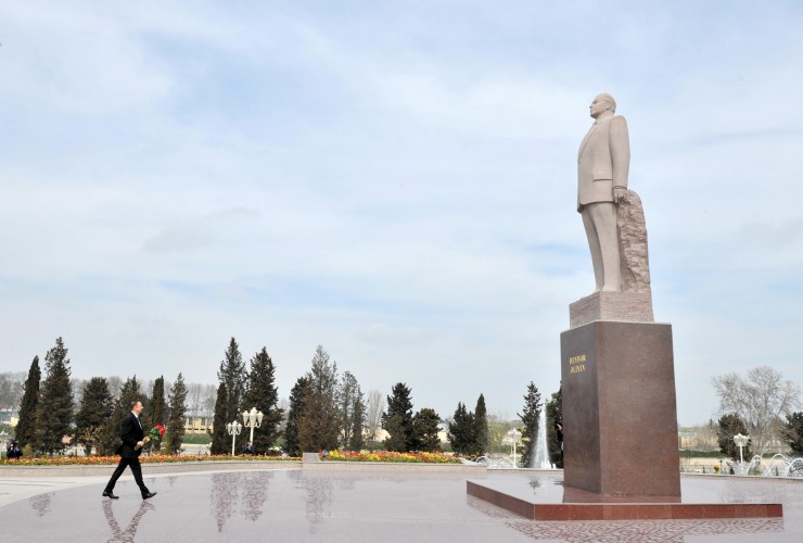 President Ilham Aliyev visits statue of national leader Heydar Aliyev in Barda