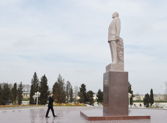 Президент Ильхама Алиева посетил памятник общенациональному лидеру в Барде (ФОТО)