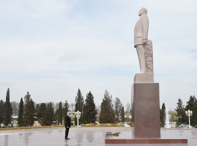President Ilham Aliyev visits statue of national leader Heydar Aliyev in Barda