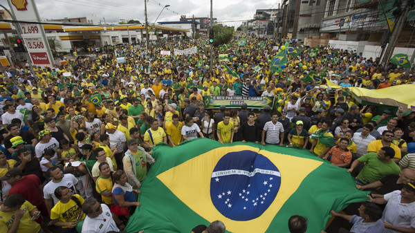 Тысячи человек в Бразилиа вышли на акцию протеста с требованием отставки Темера